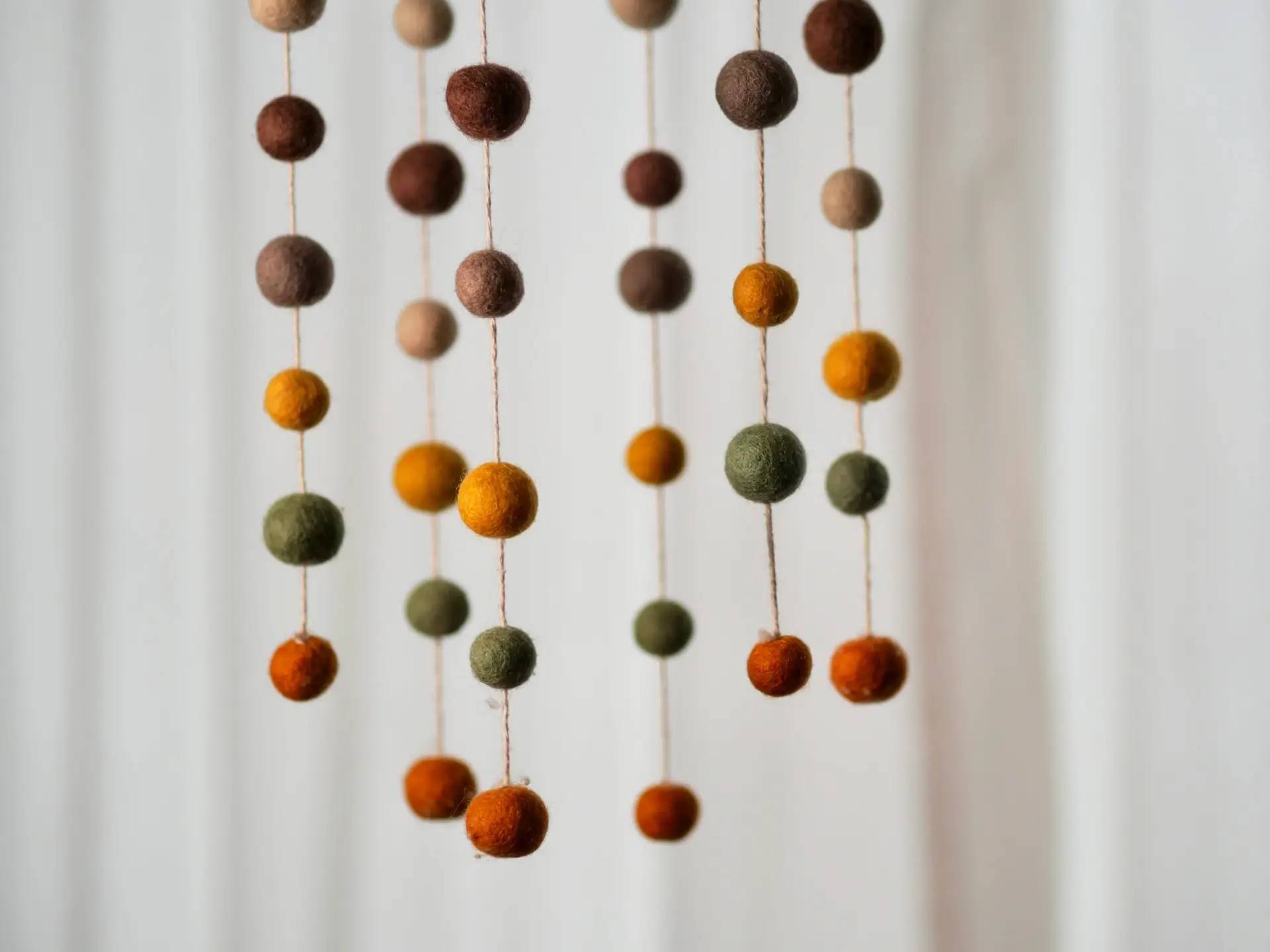 Mobile als Symbol für Teamdynamik und Belastung in pädagogischen Teams bei Personalmangel