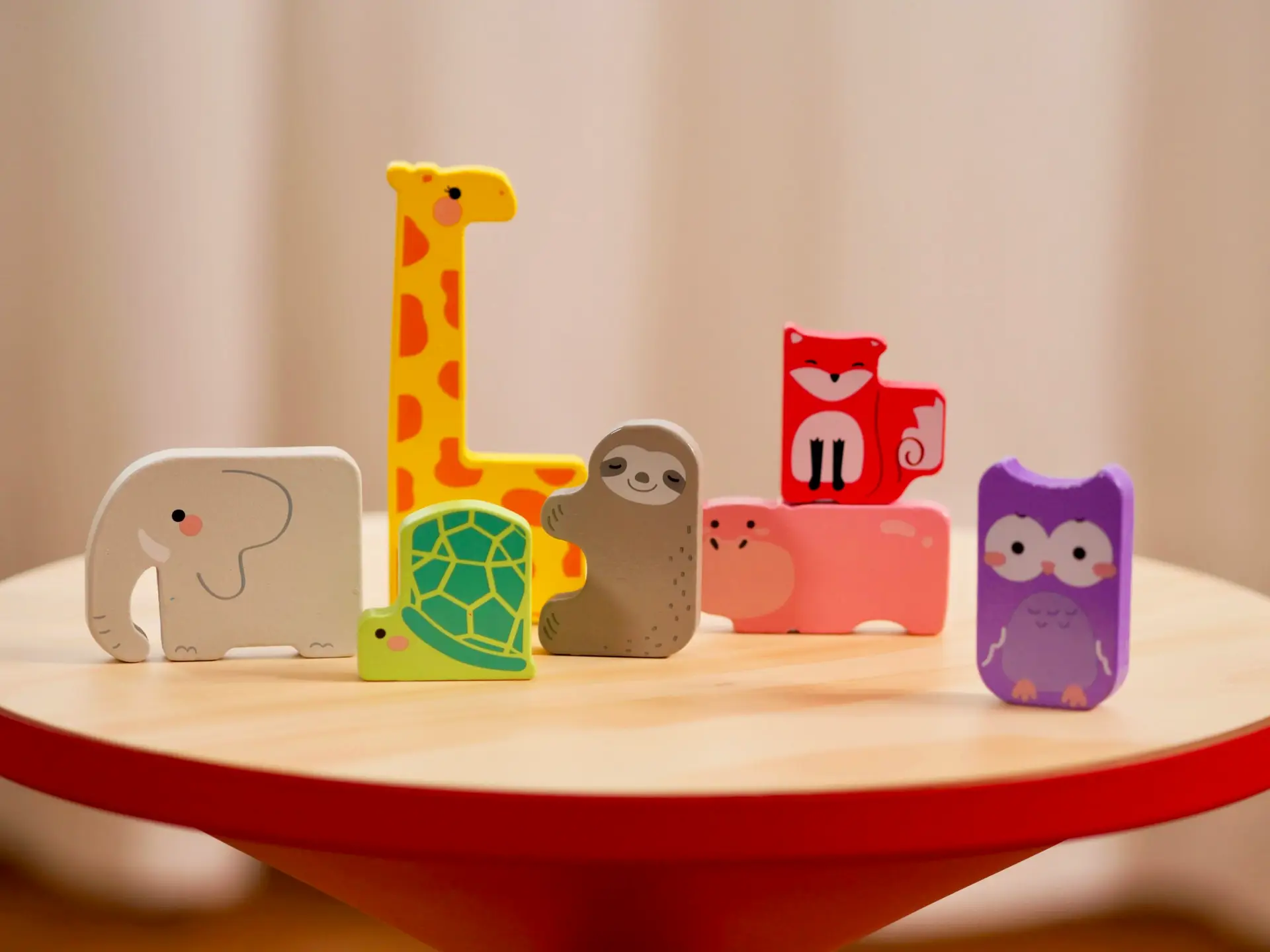 Symbolfiguren für Familie und Beziehungen als Darstellung von Herausforderungen im Familienalltag