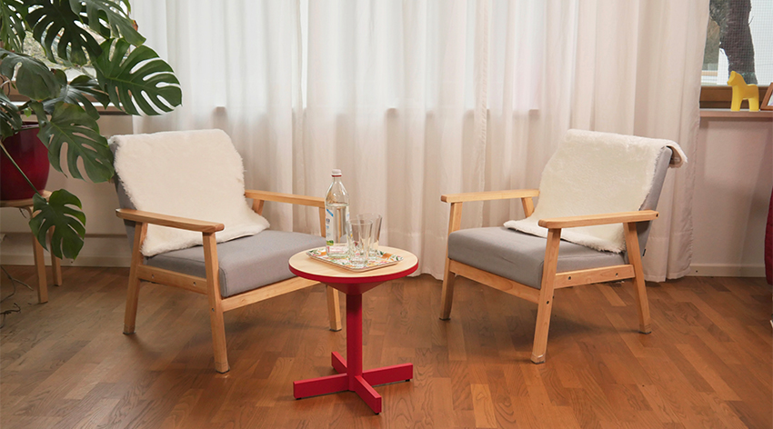 Beratungssituation mit zwei Stühlen als Symbol für Elterngespräche nach Trennung und Umgangsregelungen