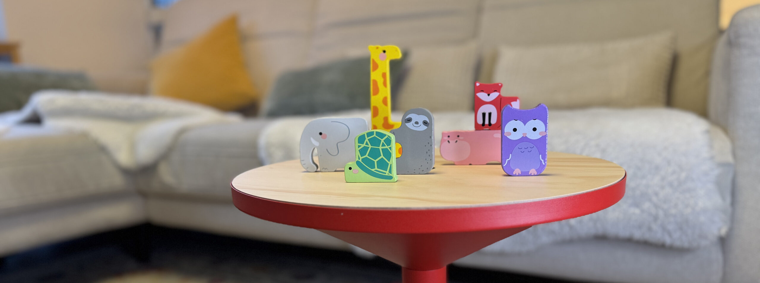 Familienberatung in Freising mit Symbolfiguren für Familiendynamiken und Beziehungen im Beratungskontext