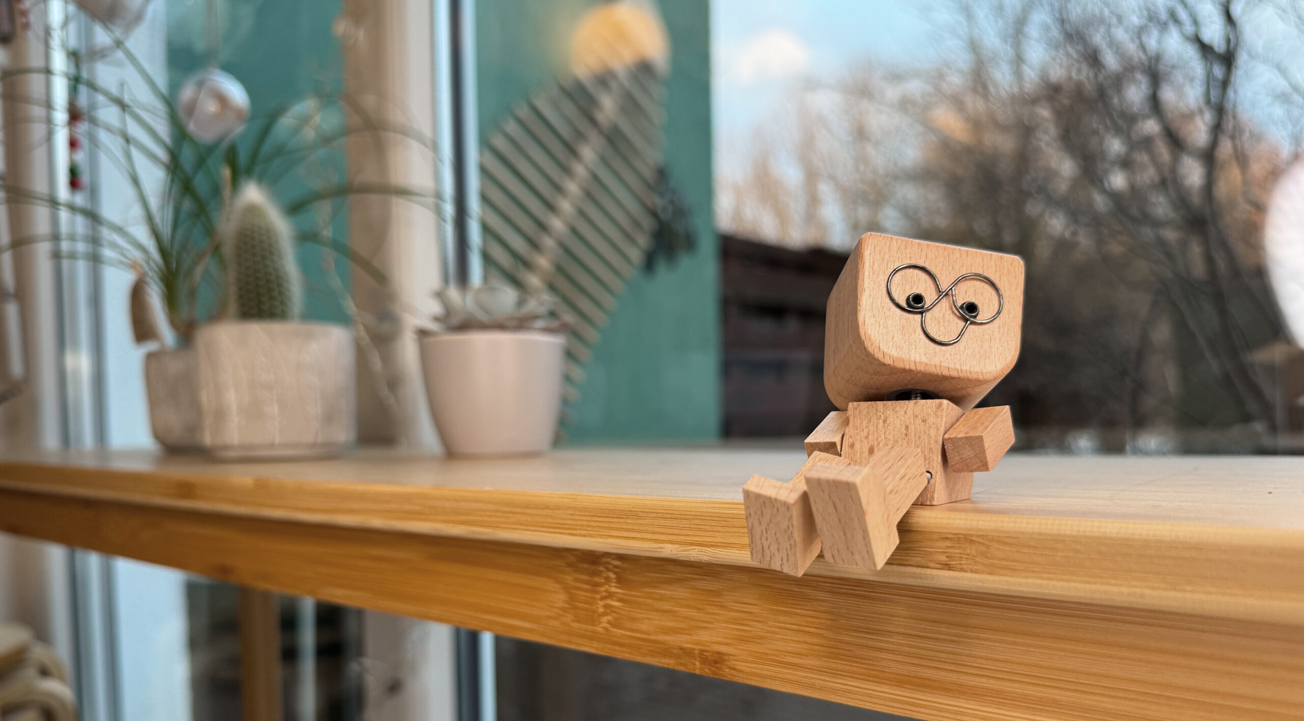 Symbolbild für systemische Beratung in Freising mit Holzfigur als Sinnbild für Perspektivwechsel und Reflexion